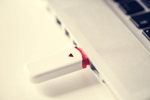 Colok Flashdisk ke Laptop atau Komputer